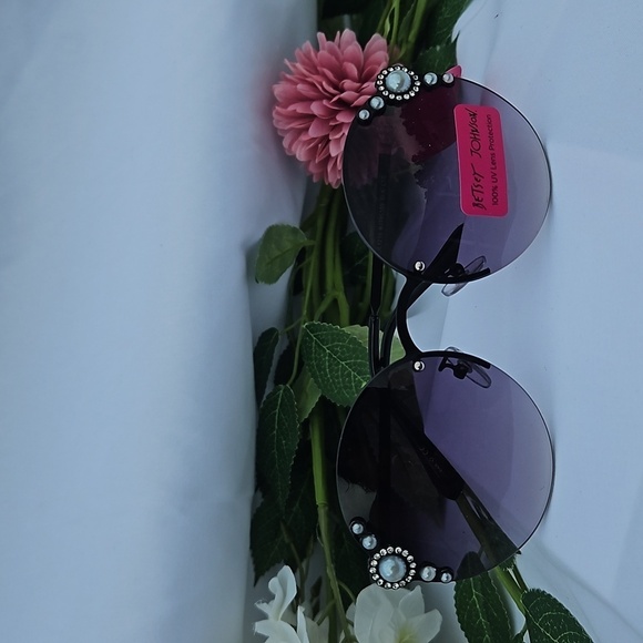 Betsey Johnson Other - NWT SMOKEY BETSEY JOHNSON SUNGLASSES